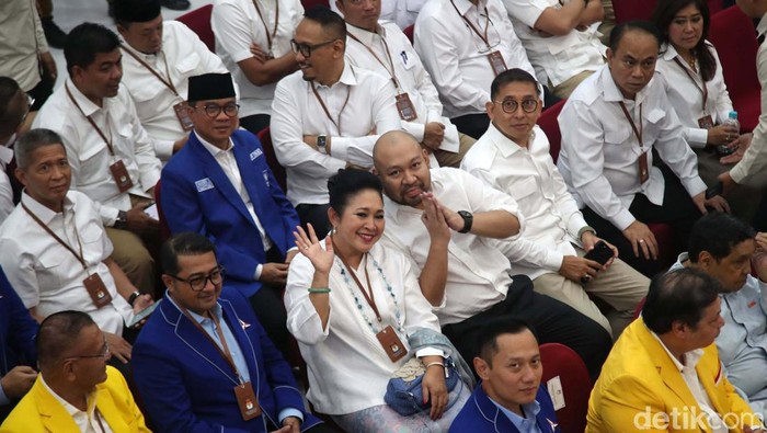 Prabowo-Gibran ditetapkan sebagai Presiden dan Wakil Presiden terpilih 2024. Usai penetapan, Prabowo menyalami Siti Hediati Hariyadi atau Titiek Soeharto.