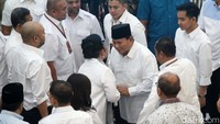 Usai ditetapkan sebagai Presiden terpilih 2024, Prabowo menyalami Siti Hediati Hariyadi atau Titiek Soeharto. 