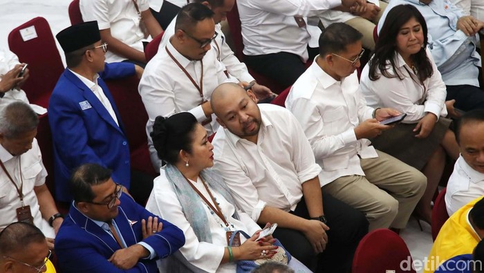 Prabowo-Gibran ditetapkan sebagai Presiden dan Wakil Presiden terpilih 2024. Usai penetapan, Prabowo menyalami Siti Hediati Hariyadi atau Titiek Soeharto.