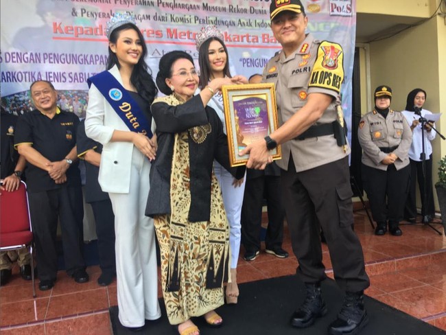 Menurut anak kedua Mooryati, Putri K. Wardani, rutin mengonsumsi jamu menjadi rahasia sehat sang bunda. Dia rajin minum jamu beras kencur tiga kali sehari. Foto: Instagram/@mooryatisoedibyo