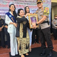 Menurut anak kedua Mooryati, Putri K. Wardani, rutin mengonsumsi jamu menjadi rahasia sehat sang bunda. Dia rajin minum jamu beras kencur tiga kali sehari. Foto: Instagram/@mooryatisoedibyo