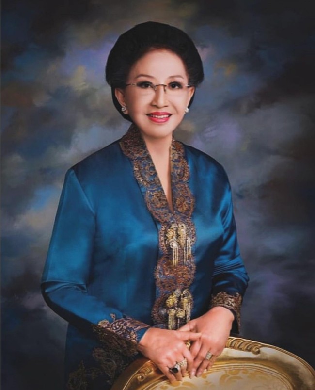 B.R.A. Mooryati Soedibyo merupakan salah satu wanita inspiratif Indonesia yang konsisten melestarikan warisan budaya Indonesia. Selain mendirikan Mustika Ratu, dia juga penggagas Yayasan Puteri Indonesia. Foto: Instagram/@mooryatisoedibyo