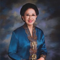 B.R.A. Mooryati Soedibyo merupakan salah satu wanita inspiratif Indonesia yang konsisten melestarikan warisan budaya Indonesia. Selain mendirikan Mustika Ratu, dia juga penggagas Yayasan Puteri Indonesia. Foto: Instagram/@mooryatisoedibyo