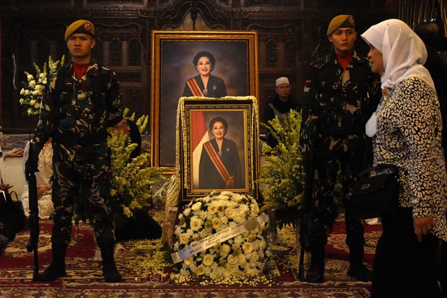 Mooryati Soedibyo yang pernah menjabat sebagai Wakil Ketua MPR RI dilepas dan dimakamkan secara militer. Foto: ANTARA FOTO/Indrianto Eko Suwarso