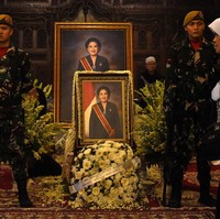Mooryati Soedibyo yang pernah menjabat sebagai Wakil Ketua MPR RI dilepas dan dimakamkan secara militer. Foto: ANTARA FOTO/Indrianto Eko Suwarso