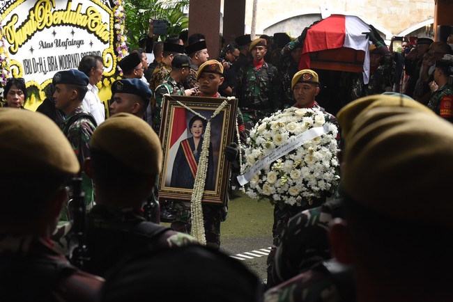 Saat upacara pelepasan, tampak prajurit TNI mengusung peti mati jenazah Mooryati Soedibyo. Mooryati dimakamkan berdampingan dengan suaminya Soedibyo Purbo Hadiningrat di Taman Pembibitan Obat Tradisional Mustika Ratu di Tapos Desa Citapen, Ciawi Jawa Barat.  Foto: ANTARA FOTO/Indrianto Eko Suwarso