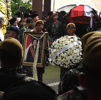 Saat upacara pelepasan, tampak prajurit TNI mengusung peti mati jenazah Mooryati Soedibyo. Mooryati dimakamkan berdampingan dengan suaminya Soedibyo Purbo Hadiningrat di Taman Pembibitan Obat Tradisional Mustika Ratu di Tapos Desa Citapen, Ciawi Jawa Barat.  Foto: ANTARA FOTO/Indrianto Eko Suwarso