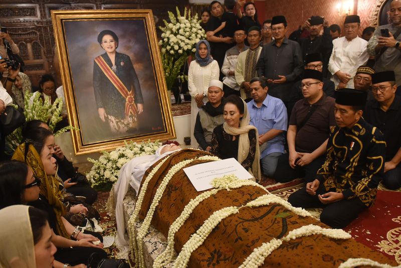 Keluarga dan kerabat berdoa saat melayat almarhumah pendiri Mustika Ratu Mooryati Soedibyo di rumah duka Jalan Ki Mangunsarkoro, Menteng, Jakarta, Rabu (24/4/2024). Peraih penghargaan Bintang Mahaputra Adipradana di era Presiden Susilo Bambang Yudhoyono dan mantan Wakil Ketua MPR periode 2004-2009 itu wafat di usia 96 tahun dan rencananya akan dimakamkan di Tapos, Bogor. ANTARA FOTO/Indrianto Eko Suwarso/aww.