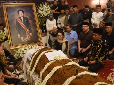 Foto Mooryati Soedibyo Meninggal, Jokowi Takziah Hingga Dilepas Secara Militer