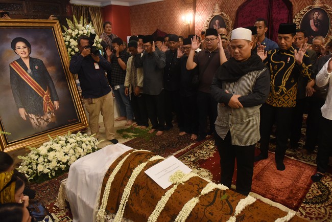 Presiden Jokowi datang ke rumah duka Mooryati Soedibyo di kawasan Menteng, Jakarta Pusat pada Rabu (24/4/2024) siang dan ikut menyalatkan jenazah pendiri Yayasan Puteri Indonesia itu. Foto: ANTARA FOTO/Indrianto Eko Suwarso