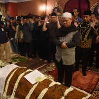 Presiden Jokowi datang ke rumah duka Mooryati Soedibyo di kawasan Menteng, Jakarta Pusat pada Rabu (24/4/2024) siang dan ikut menyalatkan jenazah pendiri Yayasan Puteri Indonesia itu. Foto: ANTARA FOTO/Indrianto Eko Suwarso