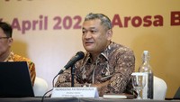 Direktur Utama PT Mulia Boga Raya Tbk Indrasena Patmawidjaja memberikan penjelasan terkait dividen yang akan dibagikan dalam RPUST di Jakarta, Rabu (24/4/2024).
