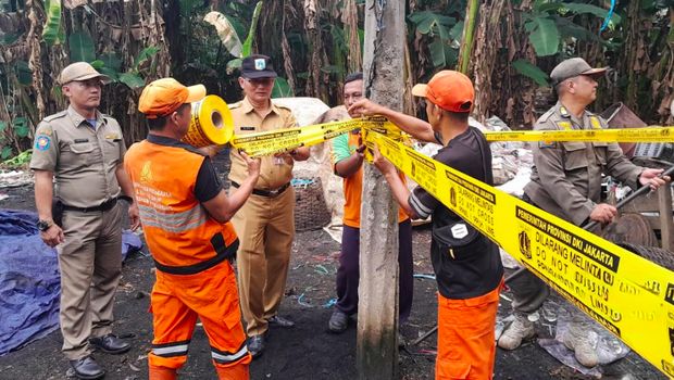 Pabrik arang rumahan di Kramat Jati, Jakarta Timur disegel petugas gabungan karena menyebabkan polusi udara. (dok DLH DKI)