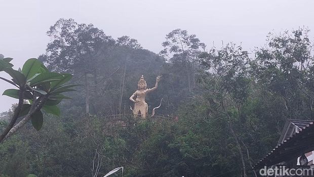 Patung Dewi Kencana di Pakis Hilss Puncak, Bogor yang ditolak warga.