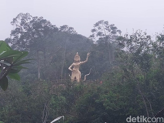 Patung Dewi Kencana di Pakis Hills Puncak, Bogor, yang ditolak warga. (M Sholihin/detikcom)