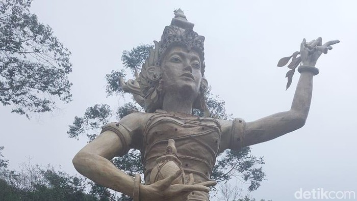 Patung Dewi Kencana di Pakis Hills Puncak, Bogor, yang ditolak warga. (M Sholihin/)