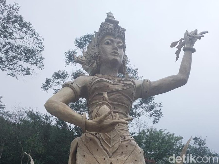 Patung Dewi Kencana di Pakis Hilss Puncak, Bogor yang ditolak warga.