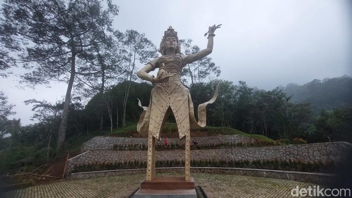Patung Dewi Kencana di Pakis Hills Puncak, Bogor, yang ditolak warga. (M Sholihin/)