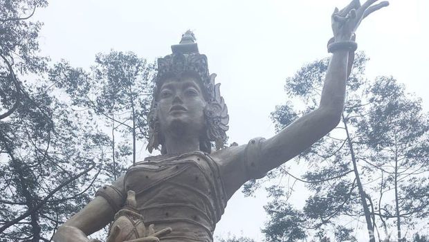 Patung Dewi Kencana di Pakis Hills Puncak, Bogor, yang ditolak warga.