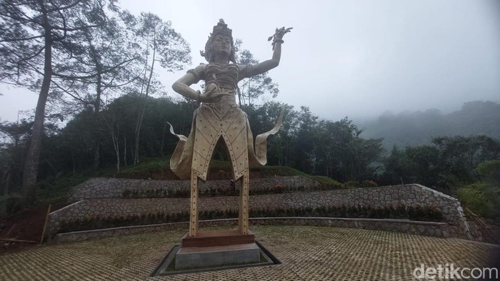 Patung Dewi Kencana di Pakis Hilss Puncak, Bogor yang ditolak warga.