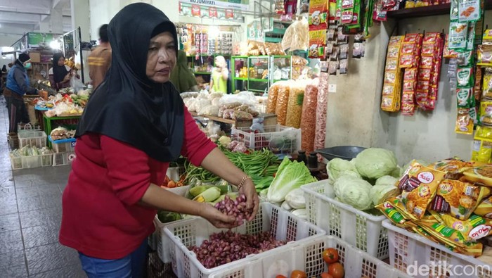 Pedagang menunjukkan komoditas bawang merah di Pasar Wates, Kulon Progo, Rabu (24/4/2024).