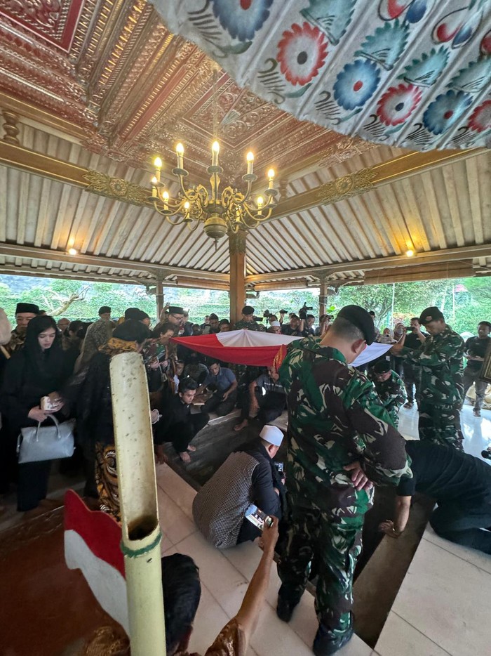 Keluarga dan kerabat berdoa saat melayat almarhumah pendiri Mustika Ratu Mooryati Soedibyo di rumah duka Jalan Ki Mangunsarkoro, Menteng, Jakarta, Rabu (24/4/2024). Peraih penghargaan Bintang Mahaputra Adipradana di era Presiden Susilo Bambang Yudhoyono dan mantan Wakil Ketua MPR periode 2004-2009 itu wafat di usia 96 tahun dan rencananya akan dimakamkan di Tapos, Bogor. ANTARA FOTO/Indrianto Eko Suwarso/aww.