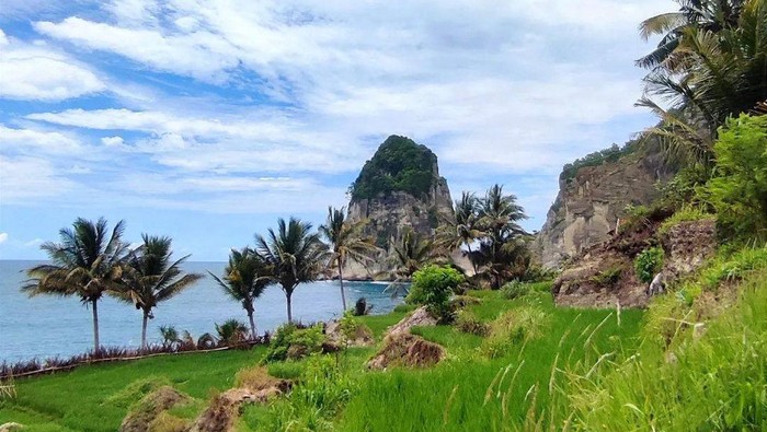 Pemandangan lengkap di Pantai Pangasan Pacitan.