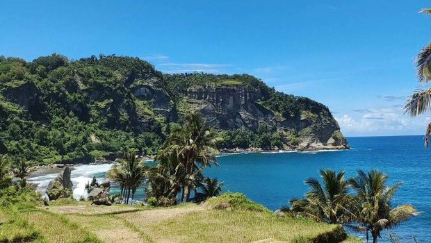 Pemandangan lengkap di Pantai Pangasan Pacitan.