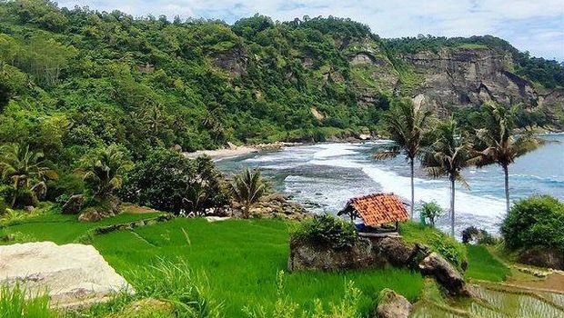 Pemandangan lengkap di Pantai Pangasan Pacitan.