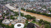 Foto udara pembangunan Tugu Nol Kilometer di kawasan wisata Siring Nol Kilometer, Banjarmasin, Kalimantan Selatan, Rabu (24/4/2024).