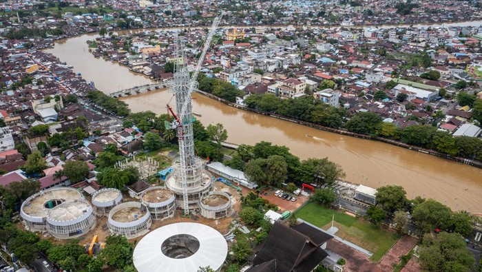 Pembangunan Tugu Nol Kilometer di Kalsel Foto udara pembangunan Tugu Nol Kilometer di kawasan wisata Siring Nol Kilometer, Banjarmasin, Kalimantan Selatan, Rabu (24/4/2024). Pemerintah Provinsi Kalsel membangun Tugu Nol Kilometer yang memuat makna Asmaul Husna berlantai 99 dengan anggaran Rp120 miliar, ditargetkan pada Agustus 2024 rampung dan menjadi ikon wisata yang bisa di nikmati masyarakat di Kalimantan Selatan. ANTARA FOTO/Bayu Pratama S/Spt.