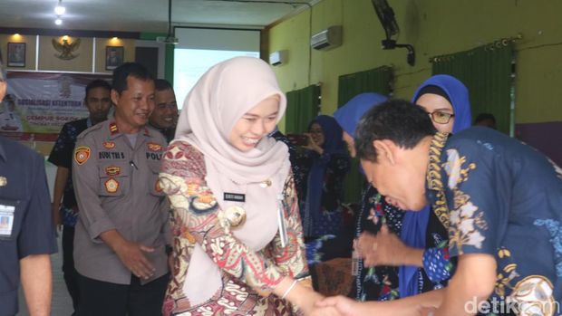 Bupati Demak Eisti'anah ditemui wartawan di aula Kecamatan Demak Kota, Rabu (24/2/2024).