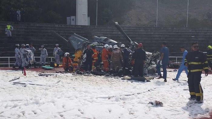 Penampakan Helikopter Malaysia Hancur Lebur Usai Tabrakan di Udara In this photo released by Fire & Rescue Department of Malaysia, fire and rescue department inspect the crash site of two helicopter in Lumur, Perak state, Monday, April 23, 2024. Malaysia's navy says two military helicopters collided and crashed during a training session, killing all 10 people on board. (Terence Tan/Ministry of Communications and Information via AP)
