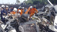 Kedua helikopter yang berangkat dari Lapangan Sitiawan pada pukul 09.03 itu jatuh saat latihan perayaan Hari Angkatan Laut ke-90. Diduga ada tiga awak yang mengawaki helikopter Fennec, sementara ada tujuh awak di dalam helikopter HOM.