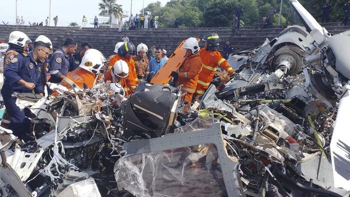 Penampakan Helikopter Malaysia Hancur Lebur Usai Tabrakan di Udara