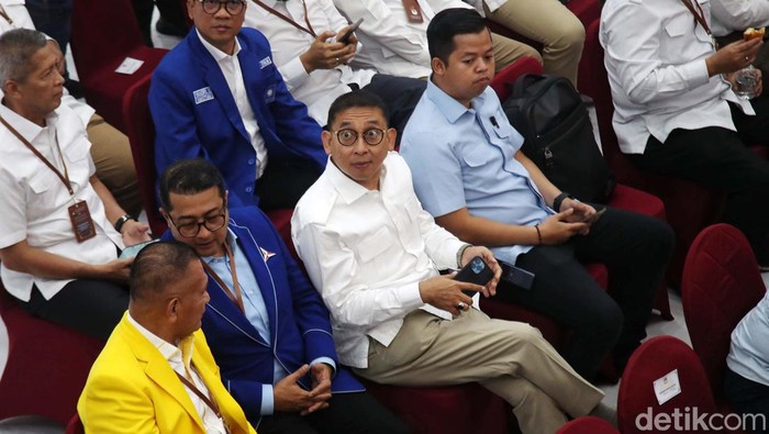 Penampilan Fadli Zon Setelah Berat Badannya Turun Fadli Zon tampil beda di acara rapat pleno penetapan Presiden dan Wapres terpilih 2024 di Gedung KPU, Jakarta, Rabu (23/4). Fadli Zon terlihat kurus setelah melakukan diet.