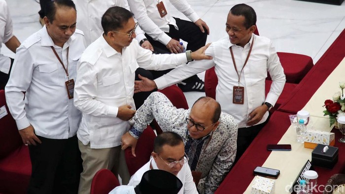 Penampilan Fadli Zon Setelah Berat Badannya Turun Fadli Zon tampil beda di acara rapat pleno penetapan Presiden dan Wapres terpilih 2024 di Gedung KPU, Jakarta, Rabu (23/4). Fadli Zon terlihat kurus setelah melakukan diet.