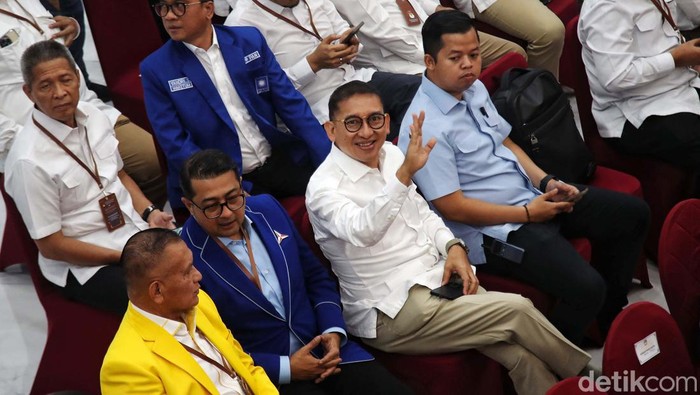 Fadli Zon tampil beda di acara rapat pleno penetapan Presiden dan Wapres terpilih 2024 di Gedung KPU, Jakarta, Rabu (23/4). Fadli Zon terlihat kurus setelah melakukan diet.