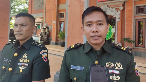 Lettu Chk Bastanta Barus bersama Letda Chk Martinus Parluhutan Manulang saat ditemui detikBali di Pengadilan Militer (Dilmil) III-14 Denpasar beberapa waktu lalu.