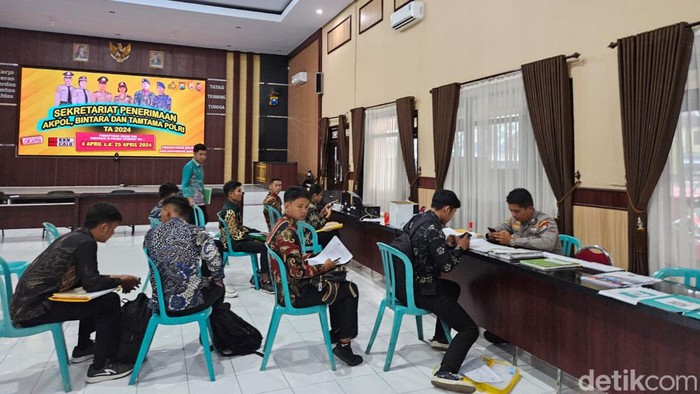 pendaftaran penerimaan calon anggota Polri 2024 di Polres Blitar Kota