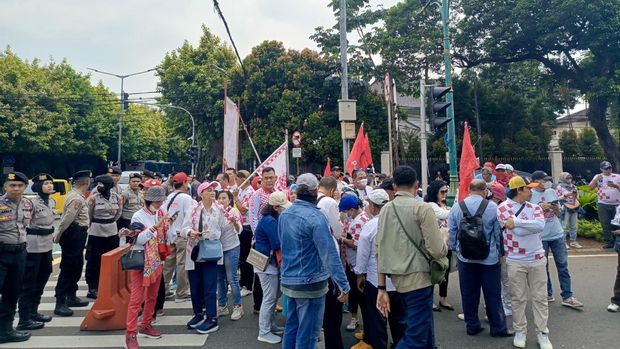 Pendukung Prabowo Subianto-Gibran Rakabuming Raka mulai berdatangan di sekitar KPU jelang penetapan hasil Pilpres. Mereka berkumpul di perempatan Imam Bonjol. Pendukung berasal dari Solmet (Solidaritas Merah Putih) dan Projo. Ada poster yang dipasang menamakan diri Aksi Damai Barisan Kuning Pro Demokrasi. (CNBC Indonesia/Rosseno Aji)