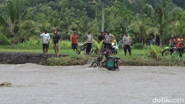 pengendara motor terseret banjir lahar semeru