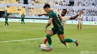 Bruno Moreira mencoba melawati pemain Bali United dalam lanjutan Liga 1.