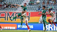 Pemaian belakang Persebaya Kadek Raditya menghalau serangan Bali United.