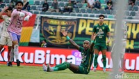Pemain Persebaya Paulo Henriuqe memprotes keputusan wasit saat melawan Bali United di Stadion Gelora Bung Tomo.