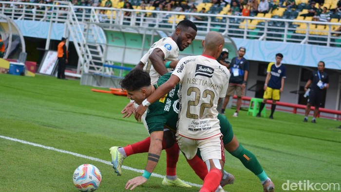 Bruno Moreira, pemain Persebaya diapit dua pemain Bali United