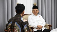 Gibran tampak berada di sebelah kanan Maruf Amin. Gibran nampak mendengarkan wejangan dari Maruf Amin.