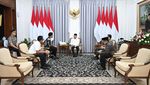 Potret Gibran Cium Tangan dan Dengarkan Wejangan Maruf Amin