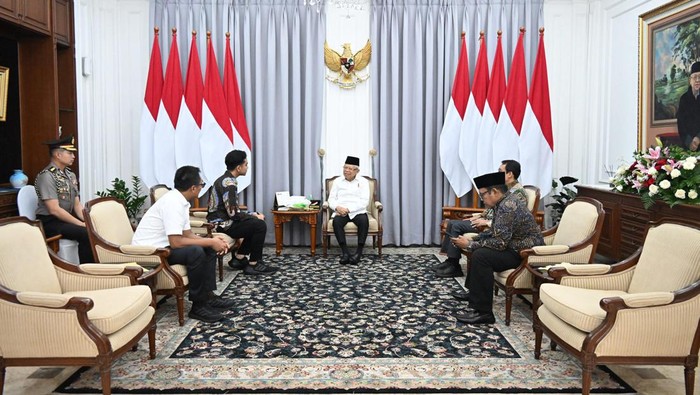 Pertemuan Ma'ruf Amin dengan Gibran Rakabuming Raka (Dok Setwapres/BPMI). Pertemuan Ma'ruf Amin dengan Gibran Rakabuming Raka (Dok Setwapres/BPMI).