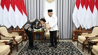 Gibran juga nampak mencium tangan Maruf Amin usai pertemuan itu digelar. Gibran lalu berfoto bersama Maruf Amin.